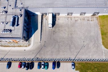 Yükleme bölümü, endüstriyel bina, lojistik - havadan görünüm 