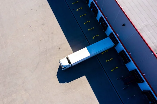 Distribución logística edificio estacionamiento. Vista aérea — Foto de Stock