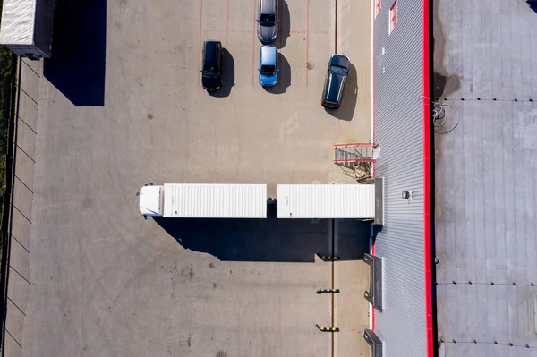 Grand hub de distribution, camions et remorques. Vue Aérienne — Photo