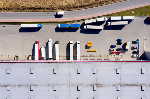 Zdjęcia lotnicze z ciężarówki z dołączonym naczepa pozostawiając Industri — Zdjęcie stockowe
