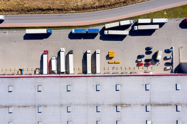 Luchtfoto van vrachtwagen met bijgevoegde opleggers verlaten Industri — Stockfoto