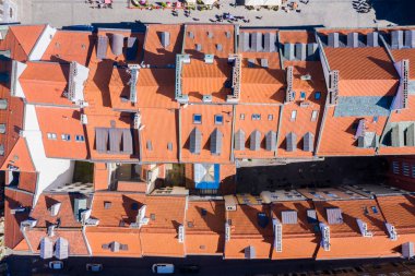 Eski şehir evlerinin çatılarının renkli panoraması. Havadan görünüm
