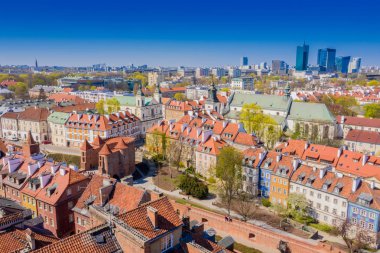 Güneşli yaz aylarında tarihi sokak ile Eski şehir pazar meydanı 