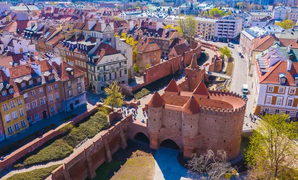 Varsovia, Polonia Histórico techo de paisaje urbano con arco de colores — Foto de Stock