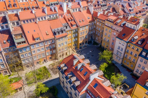 Warsaw, Poland red orange roof in old town market square with hi — Stock Photo, Image