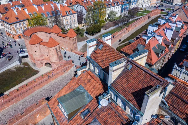 Warszawa, Polska czerwony dach pomarańczowy na rynku starego miasta z Hi — Zdjęcie stockowe
