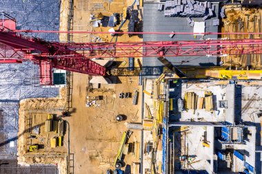 İşçi inşaat alanında yüksek kiraz toplayıcısı yönetiyor. A