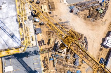 İşçi inşaat alanında yüksek kiraz toplayıcısı yönetiyor. A