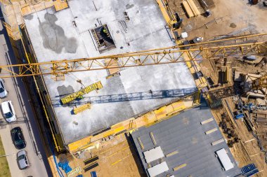 Vinç ve highrise şantiye. havadan Görünüm
