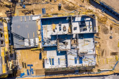 Vinç ve highrise şantiye. havadan Görünüm