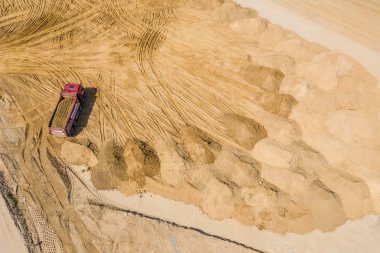 Endüstriyel kamyon yükleyici ekskavatör toprak taşıma ve boşaltma. Ae