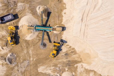 Çakıl ve kum açık çukur madenciliği. Havadan görünüm