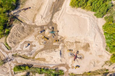 Çakıl ve kum açık çukur madenciliği. Havadan görünüm