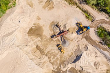 Monohidalllit mayın tarlası üzerinde havadan görünüm. Kum benim. Şundan görüntüle