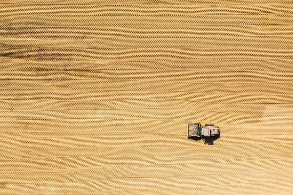 Vista aérea. Trabajos de máquinas de rodillo de vapor o rodillos vibratorios — Foto de Stock