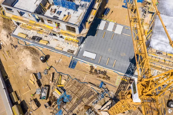 Grúa de construcción junto a la casa en construcción desde una h — Foto de Stock