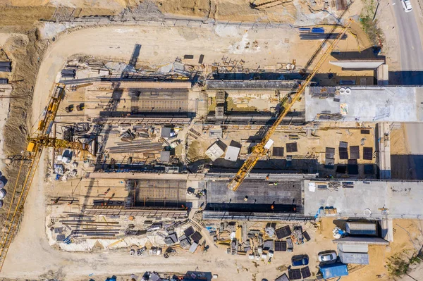 Máquinas de construção em construção do viaduto sobre o novo — Fotografia de Stock