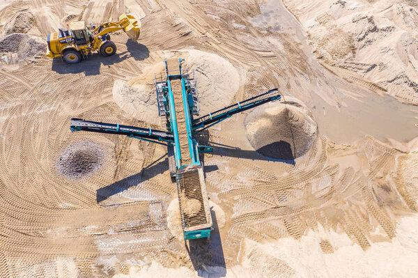 Вид с воздуха на машину для добычи щебня
