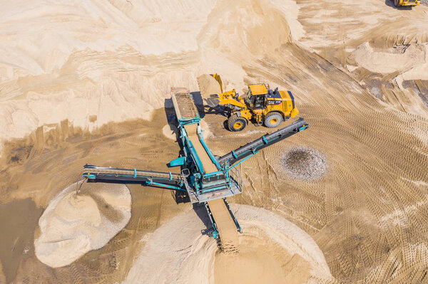 Вид с воздуха на машину для добычи щебня
