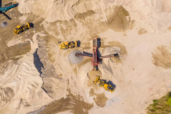 Vista aérea do bulldozer derramando areia no caminhão — Fotografia de Stock