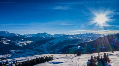 Dağ dağ evi ile Alpler'de Kış harikalar havası manzarası