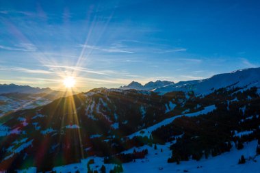 Dağlarda Muhteşem kış manzara - Gün batımı. Havadan Görünüm