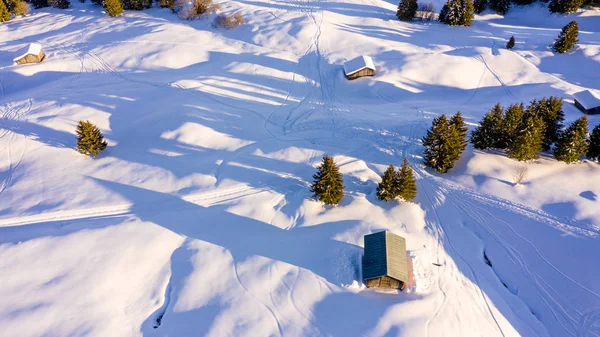 Vista aérea de casas cobertas de neve em pequena cidade rural na Suíça — Fotografia de Stock