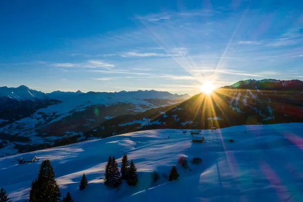 Nádherná zimní krajina v horách-západ slunce. Letecký pohled — Stock fotografie