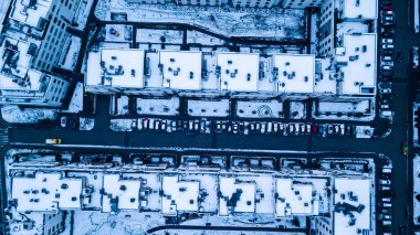 Geleneksel konut banliyölerinde kar dan görünümü