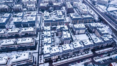 Geleneksel konut banliyölerinde kar dan görünümü