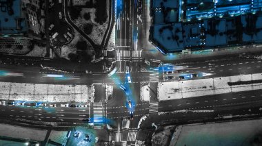 Yukarıdan görüldüğü gibi alacakaranlıkta şehir sokakları. Havadan çekilmiş fotoğraf