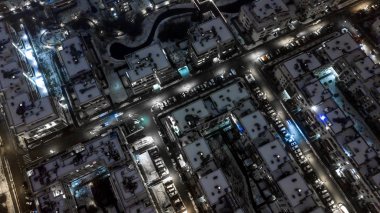 Gece şehir manzarası yukarıda. yerleşim alanı. havadan Görünüm