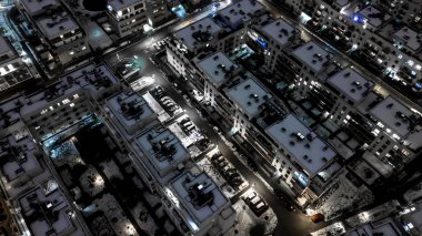 Gece şehir manzarası yukarıda. yerleşim alanı. havadan Görünüm