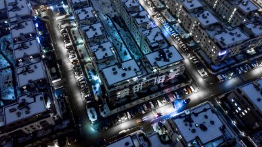 Gece şehir manzarası yukarıda. yerleşim alanı. havadan Görünüm