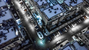 Gece şehir manzarası yukarıda. yerleşim alanı. havadan Görünüm