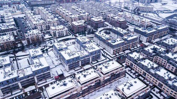 Vista aérea de nevado em subúrbios habitacionais tradicionais — Fotografia de Stock