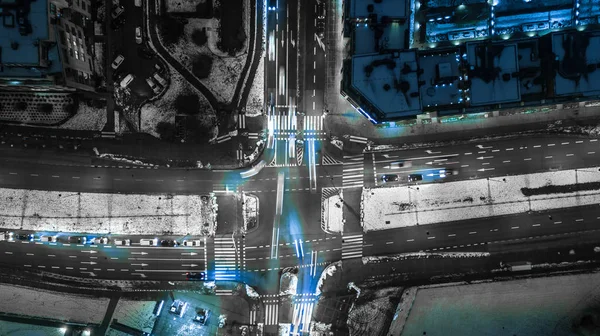Stadtstraßen in der Abenddämmerung von oben gesehen. Luftaufnahme — Stockfoto