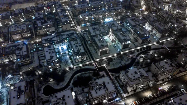 A paisagem urbana nocturna lá em cima. área residencial. vista aérea — Fotografia de Stock