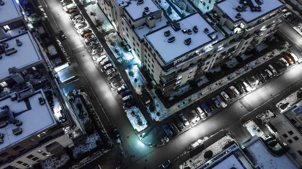 A paisagem urbana nocturna lá em cima. área residencial. vista aérea — Fotografia de Stock