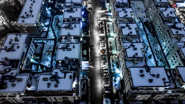 A paisagem urbana nocturna lá em cima. área residencial. vista aérea — Fotografia de Stock