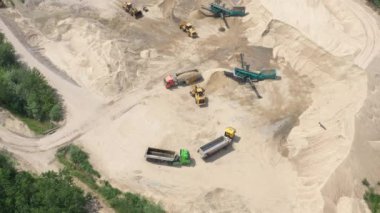 Açık döküm madeninde bir buldozer üzerinde drone uçuşu. Kum madeni. Havadan görünüm