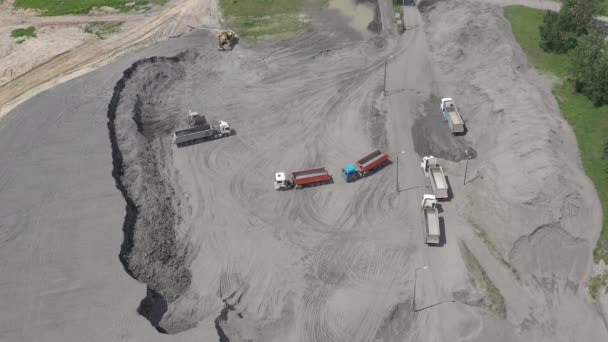 Havadan görünümü açın yöntemi madencilik kömür, Antrasit, balinalar, taş ocağı Damperli kamyonlar — Stok video