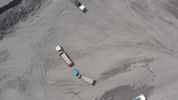 Vista aérea método aberto de mineração de carvão, antracite, baleias, caminhões basculantes — Vídeo de Stock