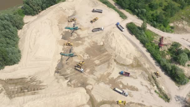 Minetransportør ved sandbrud. Luftfoto af mine maskiner. Udvindingsindustri – Stock-video