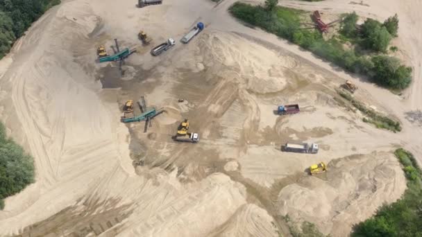 Convoyeur minier à la carrière de sable. Vue aérienne des machines minières. Industrie minière — Video
