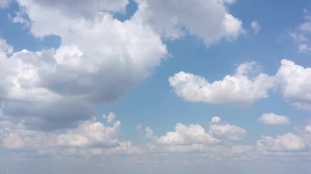 4K: piękne tło Universally Cloudscape. Widok z lotu ptaka — Wideo stockowe