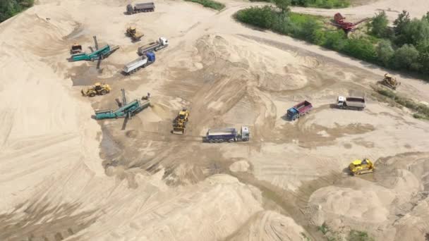 Εξόρυξη μεταφοράς στην άμμο λατομείου. Αεροφωτογραφία του Μηχανήματα ορυχείων. Εξορυκτική βιομηχανία — Αρχείο Βίντεο