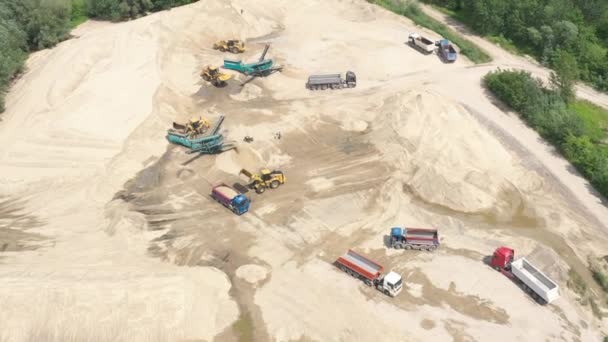 Górnictwo przenośnik w kamieniołomie piasek. Widok z lotu ptaka maszyn górniczych. Przemysł wydobywczy — Wideo stockowe