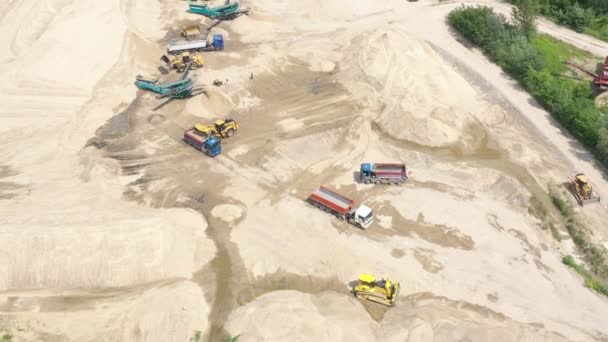 Mijnbouw transportband op zand steengroeve. Luchtfoto van mijnbouwmachines. Mijnbouw — Stockvideo