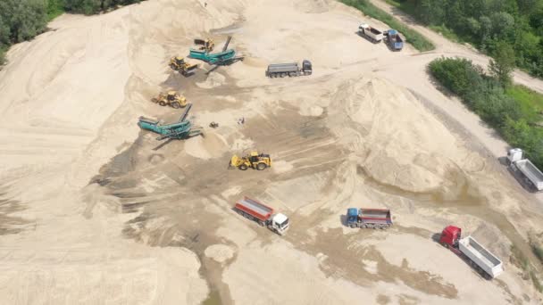 Mijnbouw transportband op zand steengroeve. Luchtfoto van mijnbouwmachines. Mijnbouw — Stockvideo